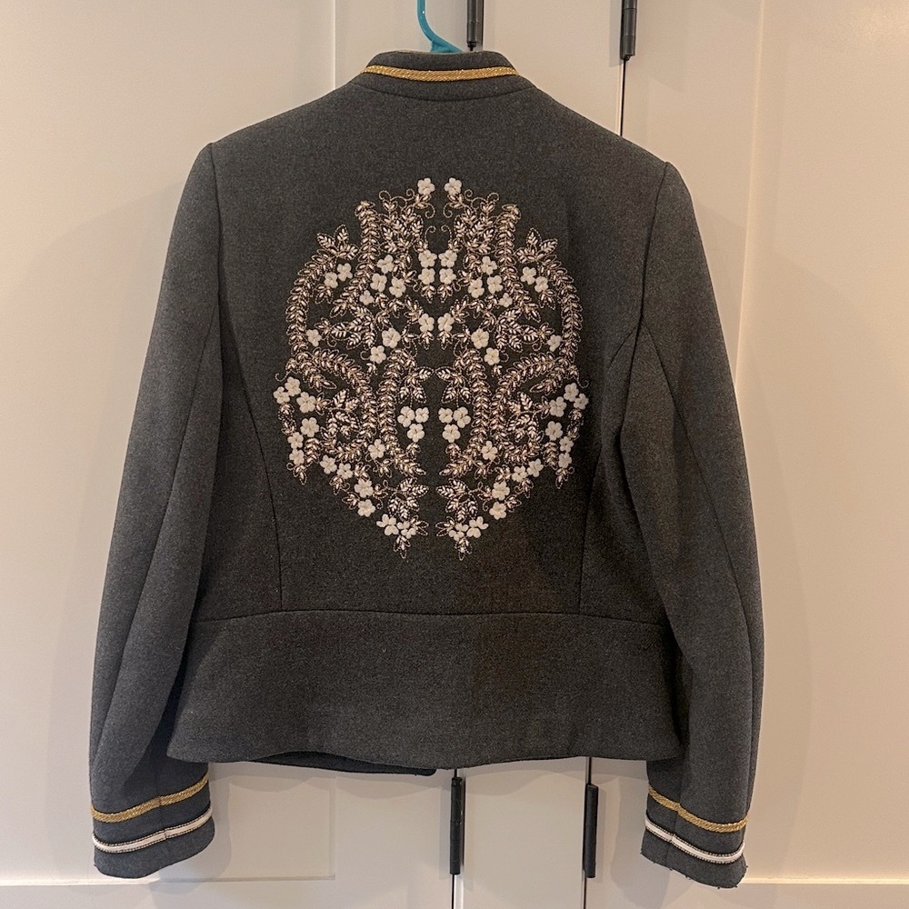 Chic Military-Style Gray Blazer with Gold Embroidery - Picture 6 of 7